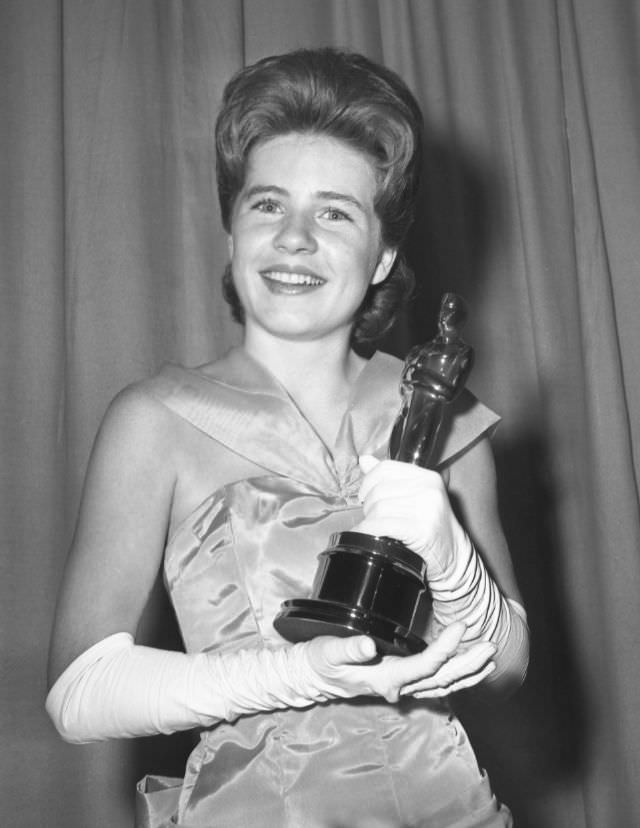 Iconic Moments Captured: Beautiful Photos of a Young Patty Duke Illuminate Her Life in the 1960s