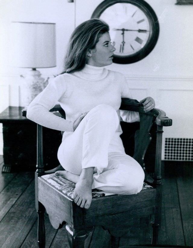 Iconic Moments Captured: Beautiful Photos of a Young Patty Duke Illuminate Her Life in the 1960s