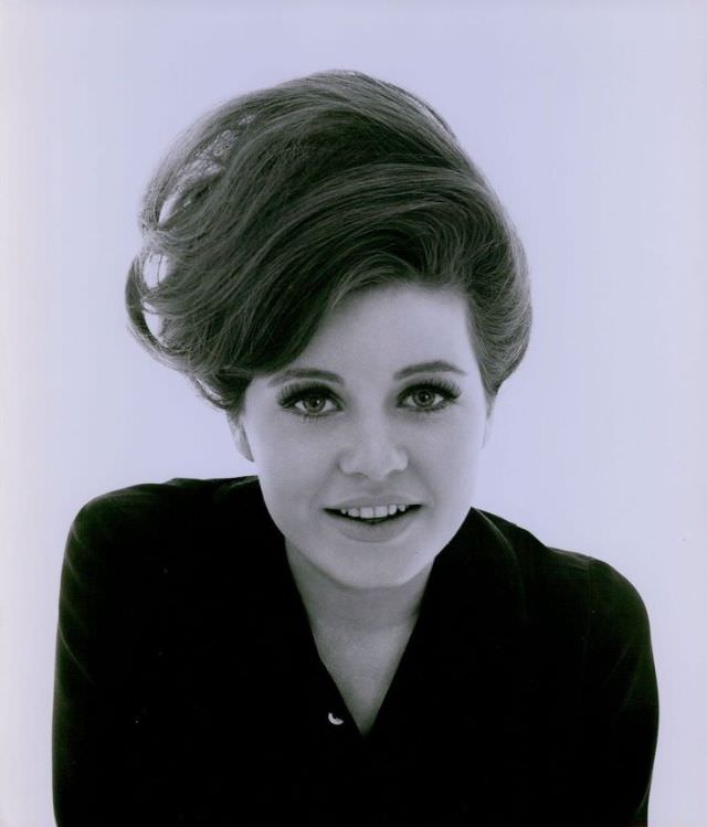 Iconic Moments Captured: Beautiful Photos of a Young Patty Duke Illuminate Her Life in the 1960s