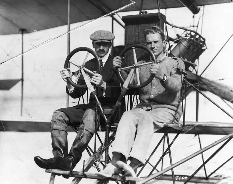Glenn Curtiss and Lieutenant John Towers posing with a curtiss aircraft plane.