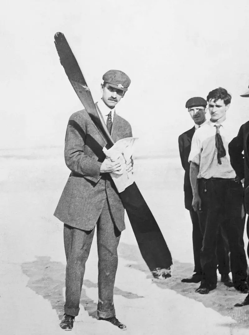Glenn Curtiss holding a propeller on a beach in Atlantic City.