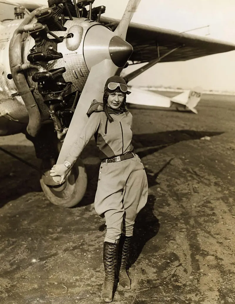 Pilot Elinor Smith, preparing to beat Martin Jensen’s solo flight endurance record.