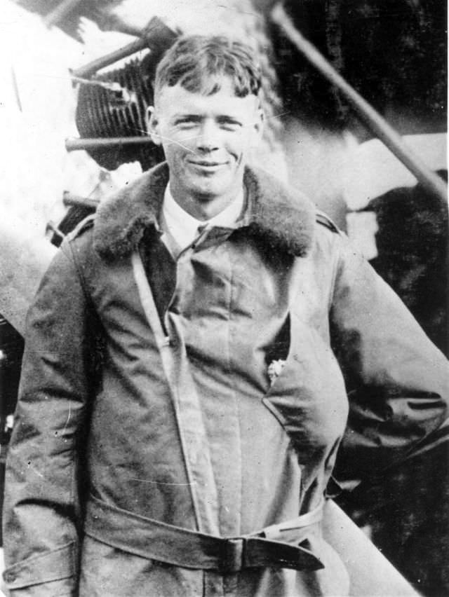 Lindbergh poses with Spirit behind, circa 1927.