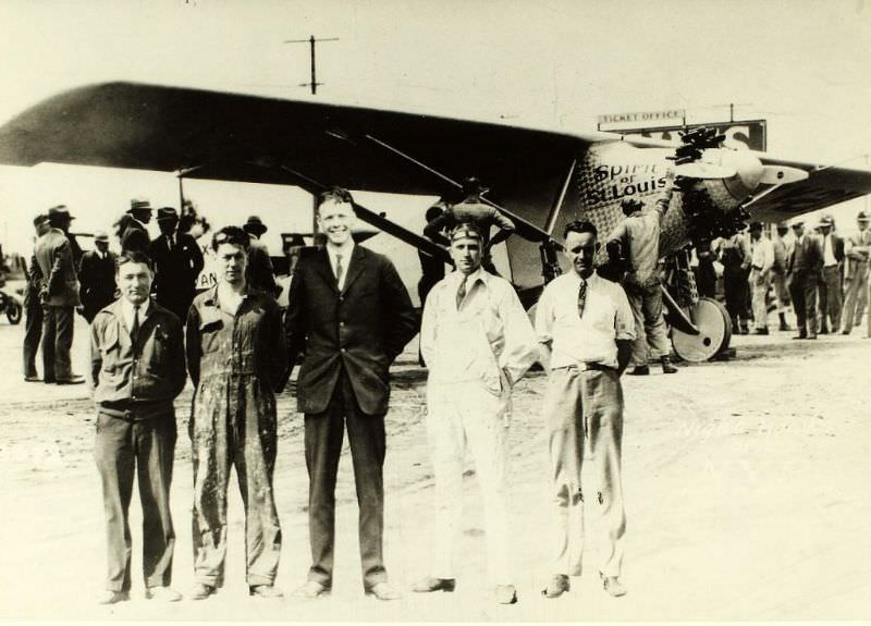 Lindbergh and four workmen in front of Spirit.