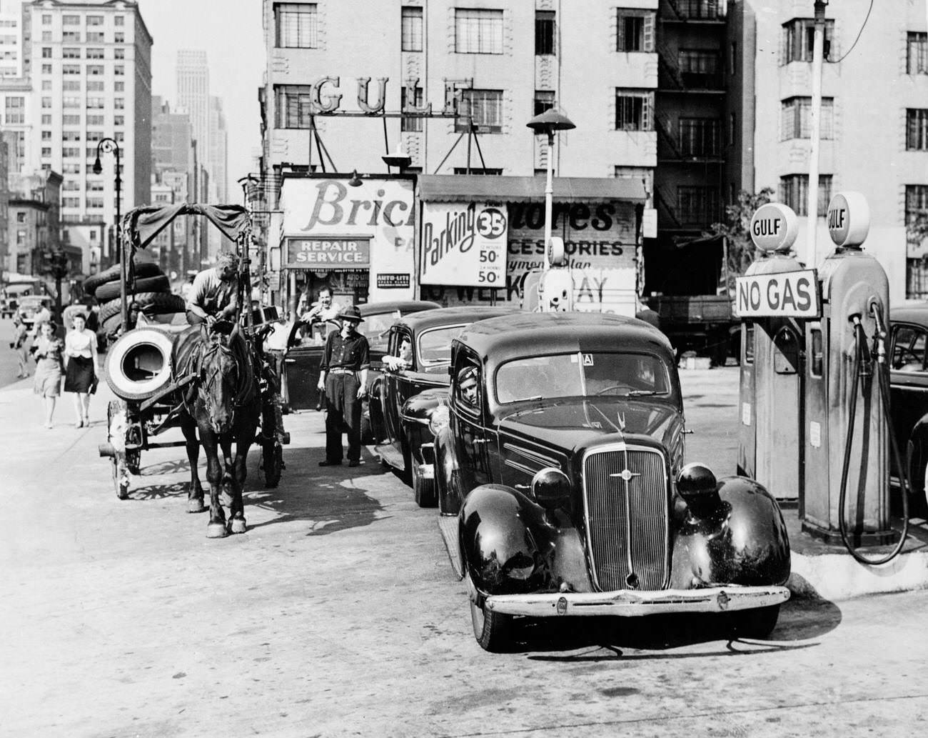 'No Gas' sign at Gulf petrol station in America during WWII, horse-drawn buggy as alternative, 1942.