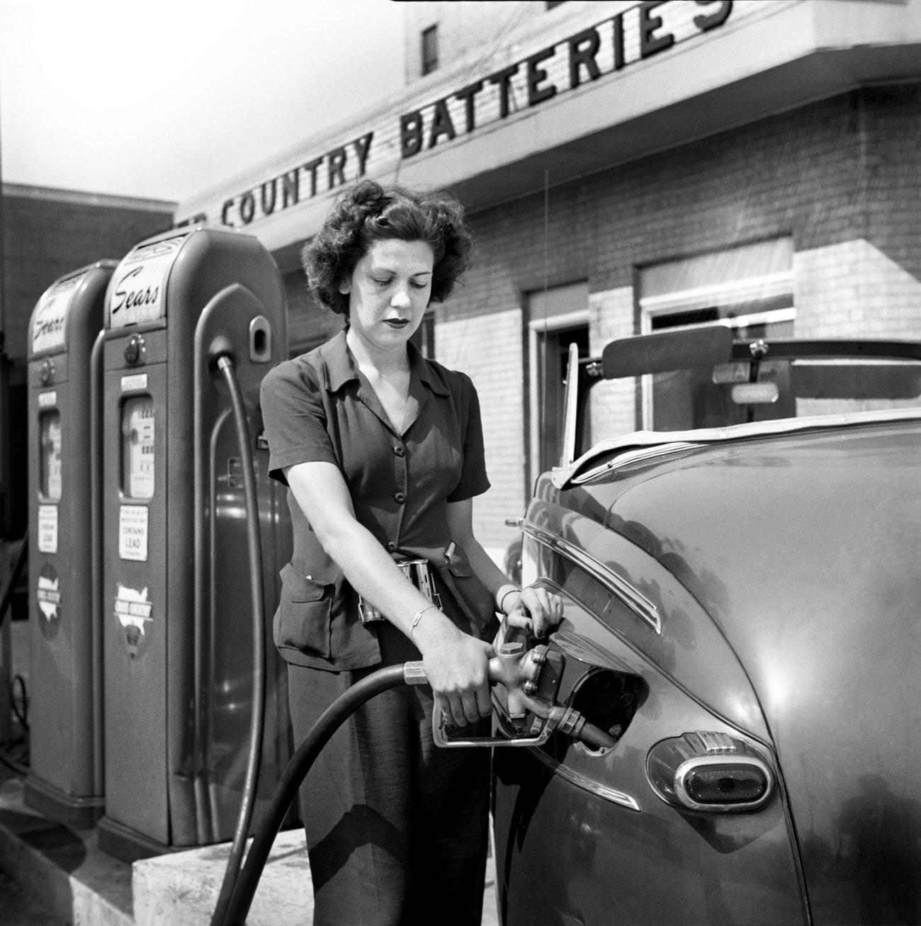 Virginia Lively works at gas station in Louisville, Kentucky, 1943.