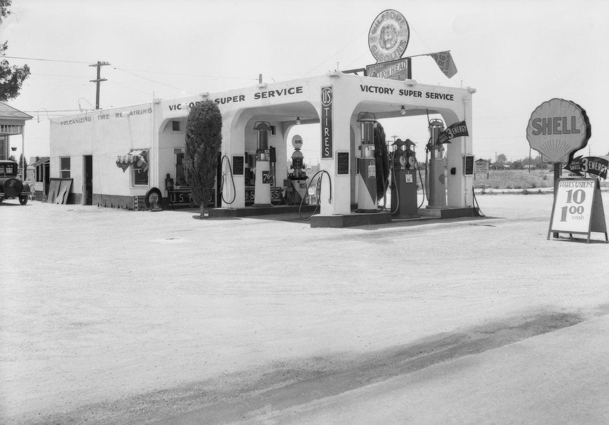 Service station at South Victory Boulevard and West Providencia Avenue, Burbank.