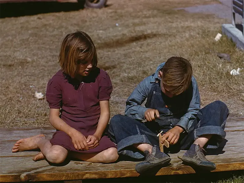 Street view in Robstown, TX, 1942.