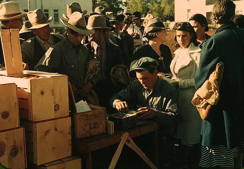 Commodity distribution in St. Johns, AZ, 1940.