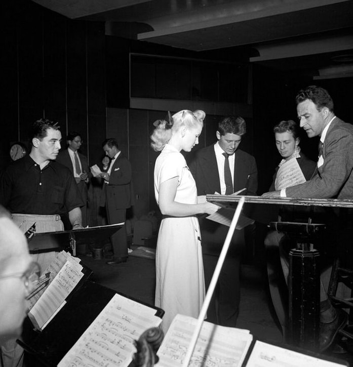 Marion Hutton, Gordon MacRae, Jerry Wald, Mel Tormé, and Jerry Jerome, Saturday Teentimers Show, New York, Aug. 1947. (Photo by William P. Gottlieb)