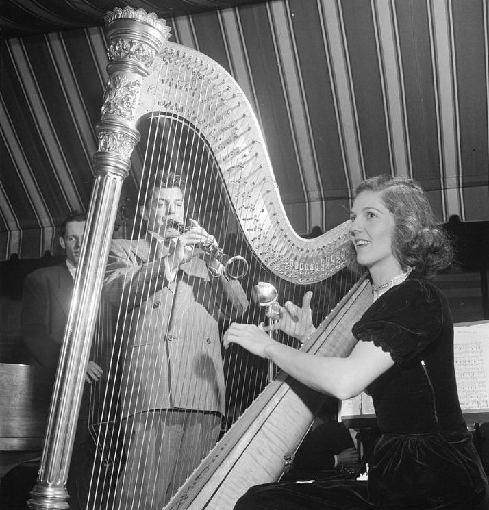 Adele Girard and Joe Marsala, Hickory House, New York, between 1946 and 1948. (Photo by William P. Gottlieb)