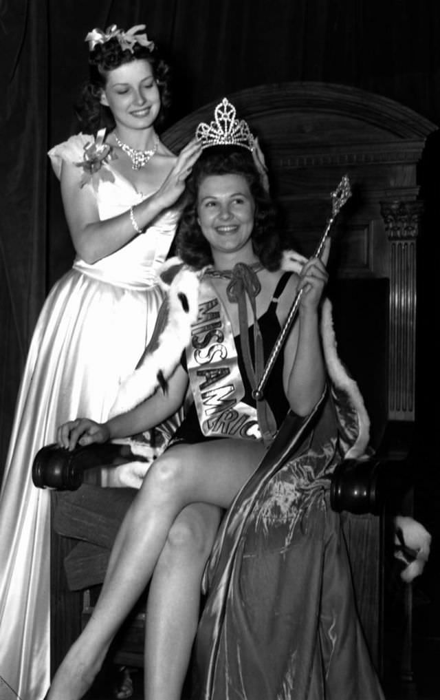 Frances Marie Burke Crowned by Patricia Donnelly, Miss America 1940, 1940