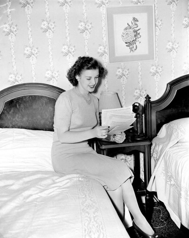 Venus Ramey, Miss America 1944, Reading Congratulatory Telegrams, 1944