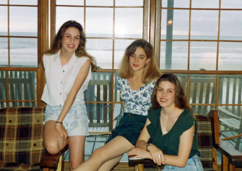 Fabulous Photos Showing Young Ladies' Bold Style Choices in 1990s Fashion