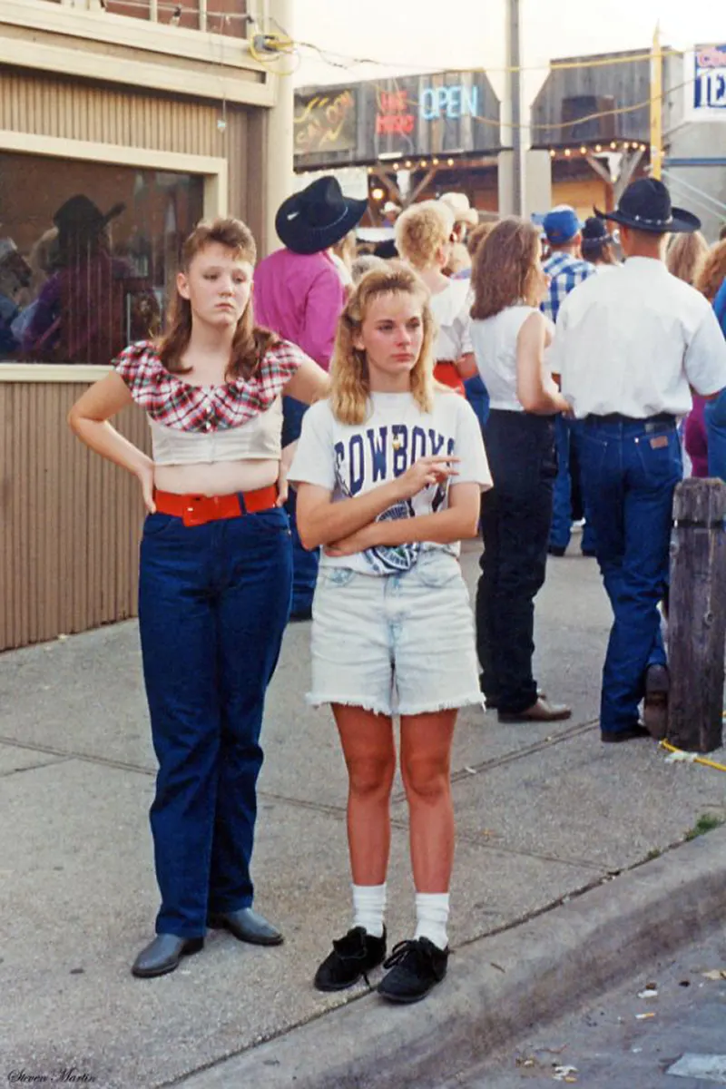 Fabulous Photos Showing Young Ladies' Bold Style Choices in 1990s Fashion