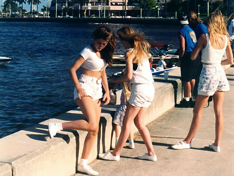 Fabulous Photos Showing Young Ladies' Bold Style Choices in 1990s Fashion