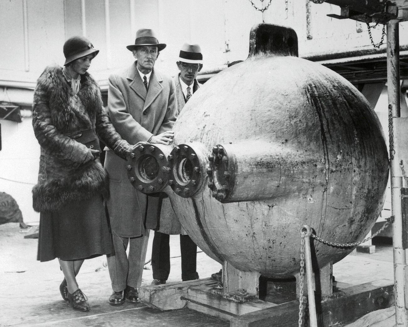 William Beebe with bathysphere and team members Gloria Hollister and John Teevan, New York, 1930s.