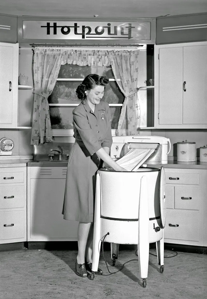 Kentucky Utilities Company demonstration of wringer-type washing machine, 1943.