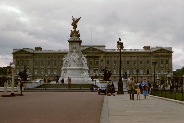 Victoria Memorial, Buckingham Palace, London, August 1958.