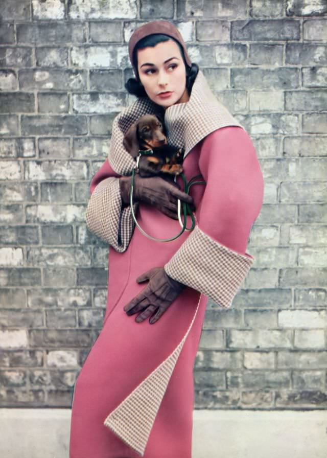 Anne Gunning in Munro's reversible coat and Leathercraft accessories, Harper's Bazaar UK, August 1951.