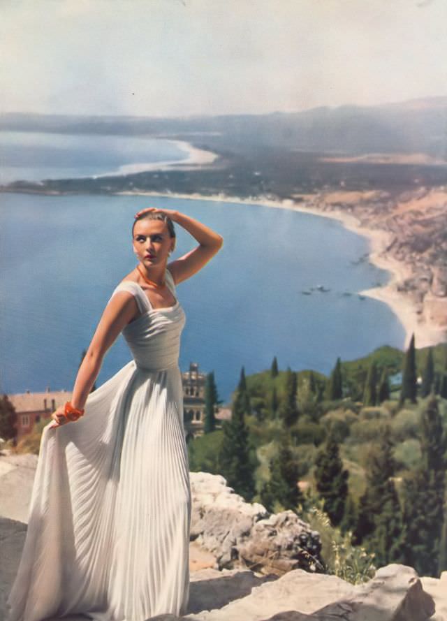 Shelagh Wilson in Roecliff & Chapman's Grecian dress, Harper's Bazaar UK, January 1952.