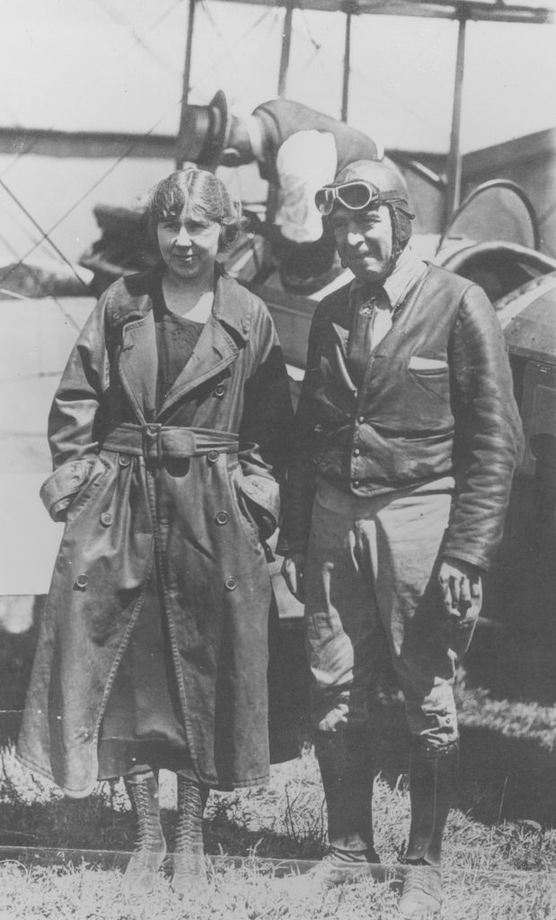 Airmail pilot Eddie Gardner with reporter Muriel Kelly, Aug. 30, 1920.