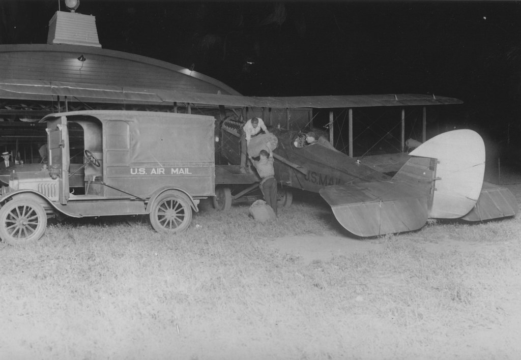 Loading airmail, New Brunswick, New Jersey, 1925.