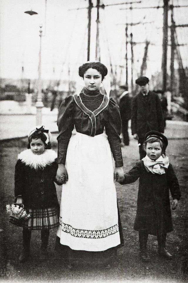 Young maid in Paimpol.