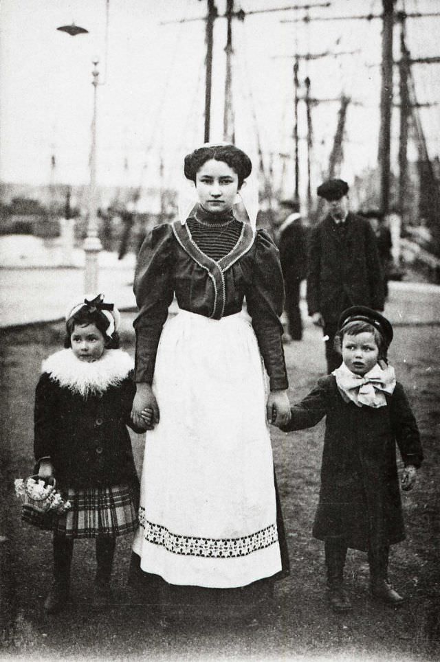 Young maid in Paimpol.