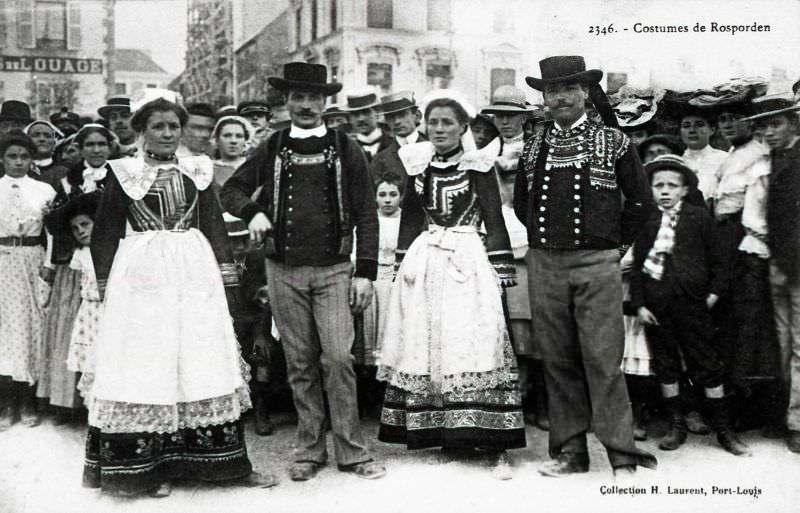 Traditional costumes in Rosporden.