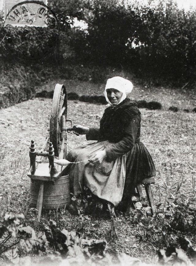 Old spinner in Tréguier.