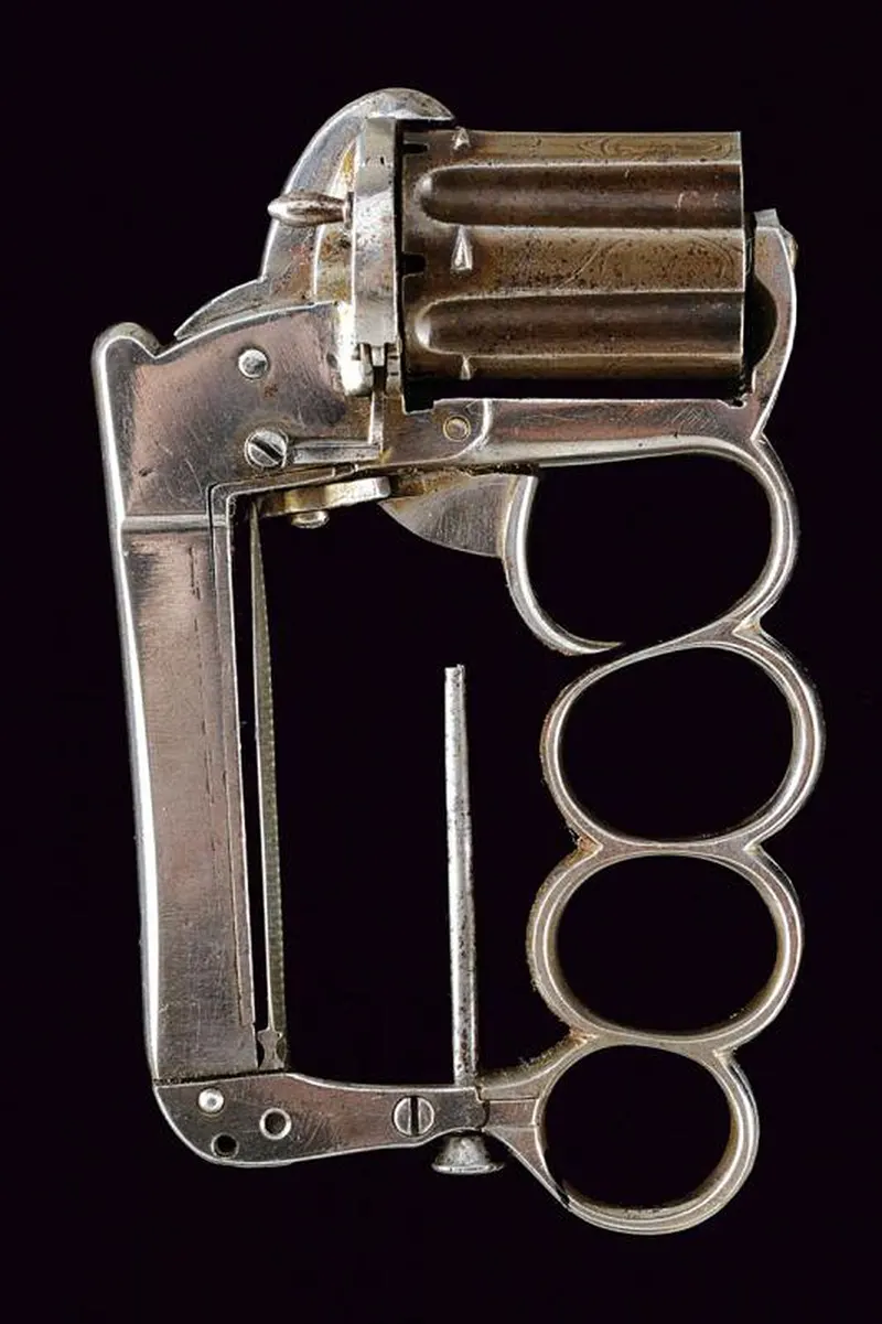 A knuckleduster/revolver (1870)