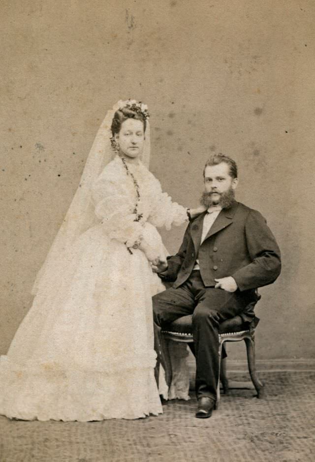 Adorable Couples from the 19th Century Captured in Charming Photos Showcasing Love