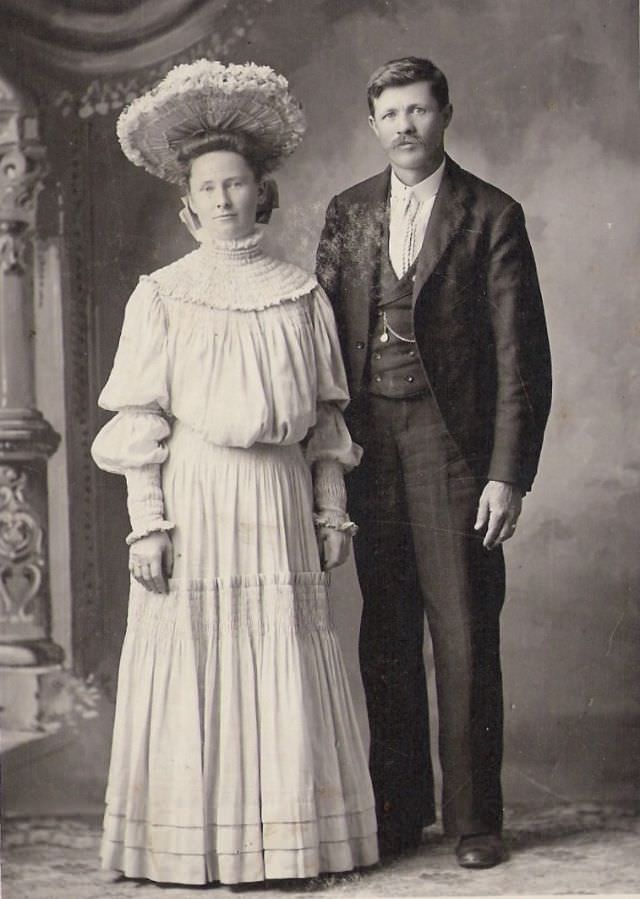 Adorable Couples from the 19th Century Captured in Charming Photos Showcasing Love