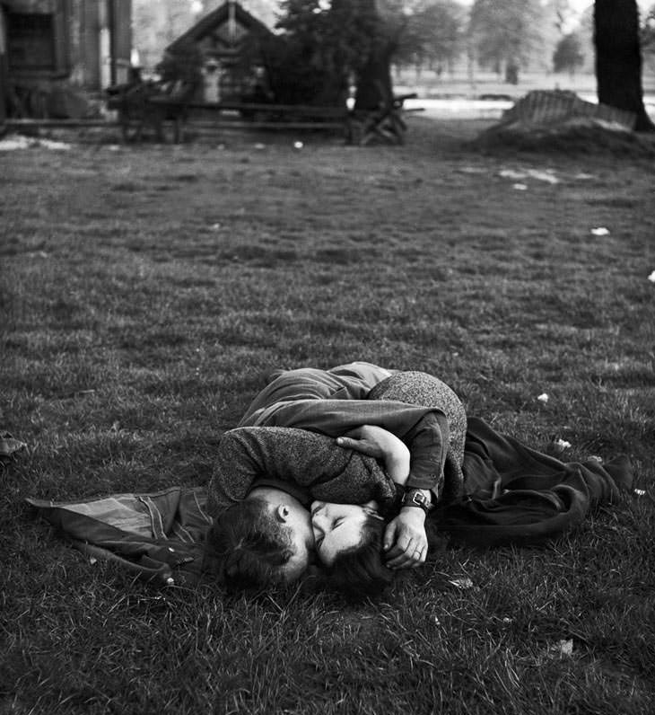 American soldier kissing English girlfriend, Hyde Park, 1945.