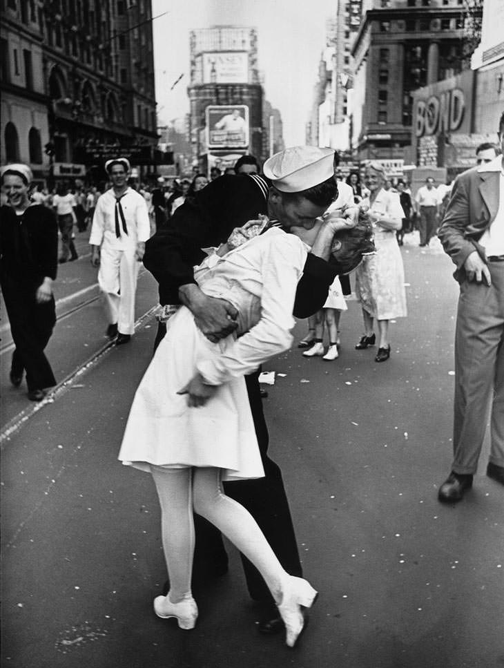 Sailor kissing a nurse, Times Square, End of WWII, 1945.