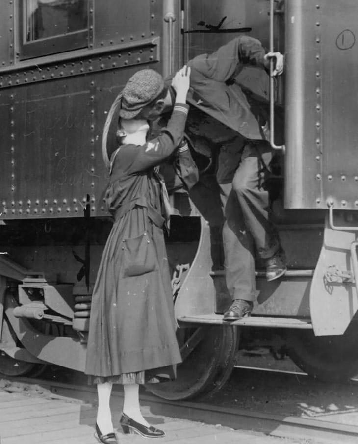 Soldier saying goodbye to wife, Seattle, WWI, 1917.