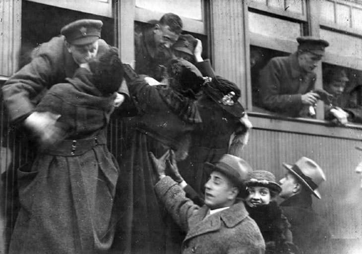 Lovers kissing goodbye, Toronto, 1914.
