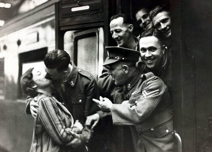 Soldier kissing girlfriend, Waterloo Station, London, 1939.
