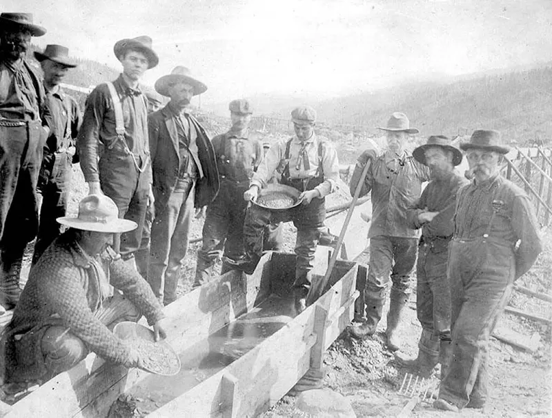 Miners at work in Eldorado Creek, Yukon Territory, 1898.