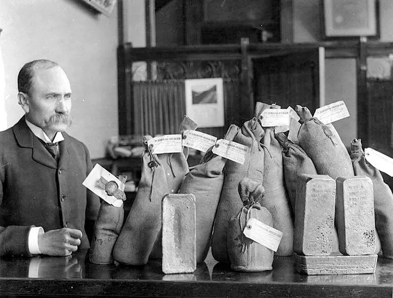 Arrival of a gold shipment from Alaska in Seattle, 1899.