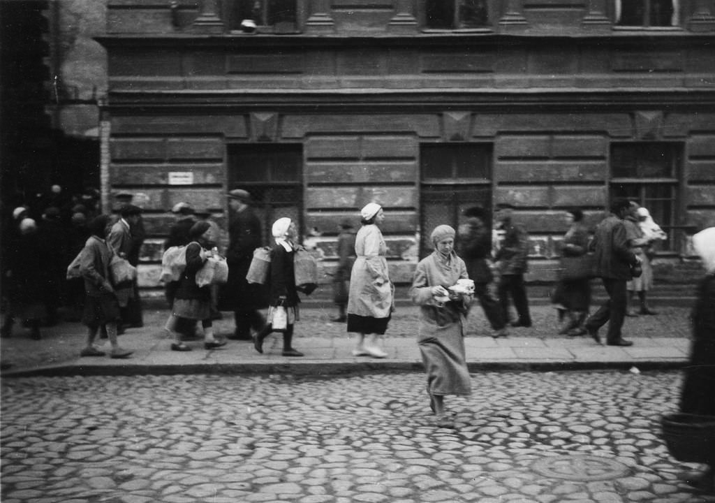 1930s Moscow Through the Lens of Eirik Sundvor: A Norwegian Journalist's Perspective