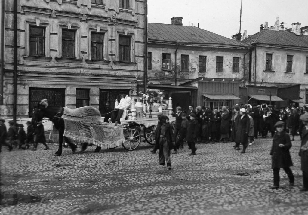 1930s Moscow Through the Lens of Eirik Sundvor: A Norwegian Journalist's Perspective