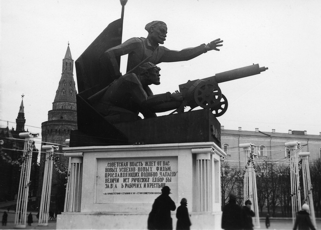 1930s Moscow Through the Lens of Eirik Sundvor: A Norwegian Journalist's Perspective