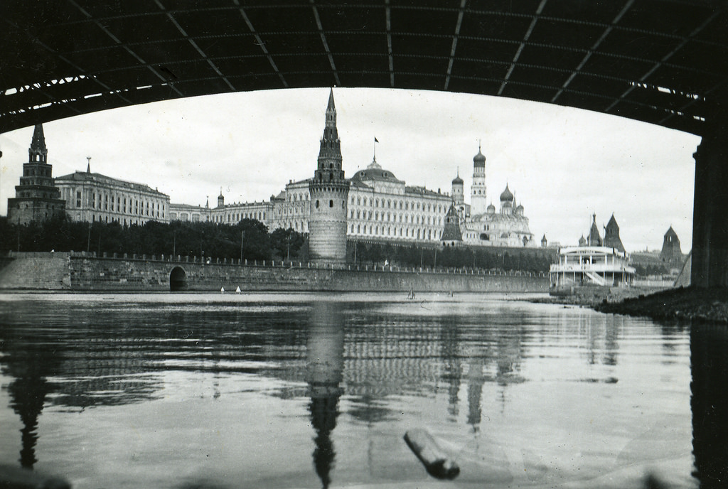 1930s Moscow Through the Lens of Eirik Sundvor: A Norwegian Journalist's Perspective