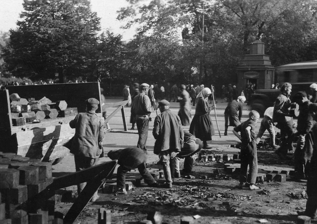 1930s Moscow Through the Lens of Eirik Sundvor: A Norwegian Journalist's Perspective