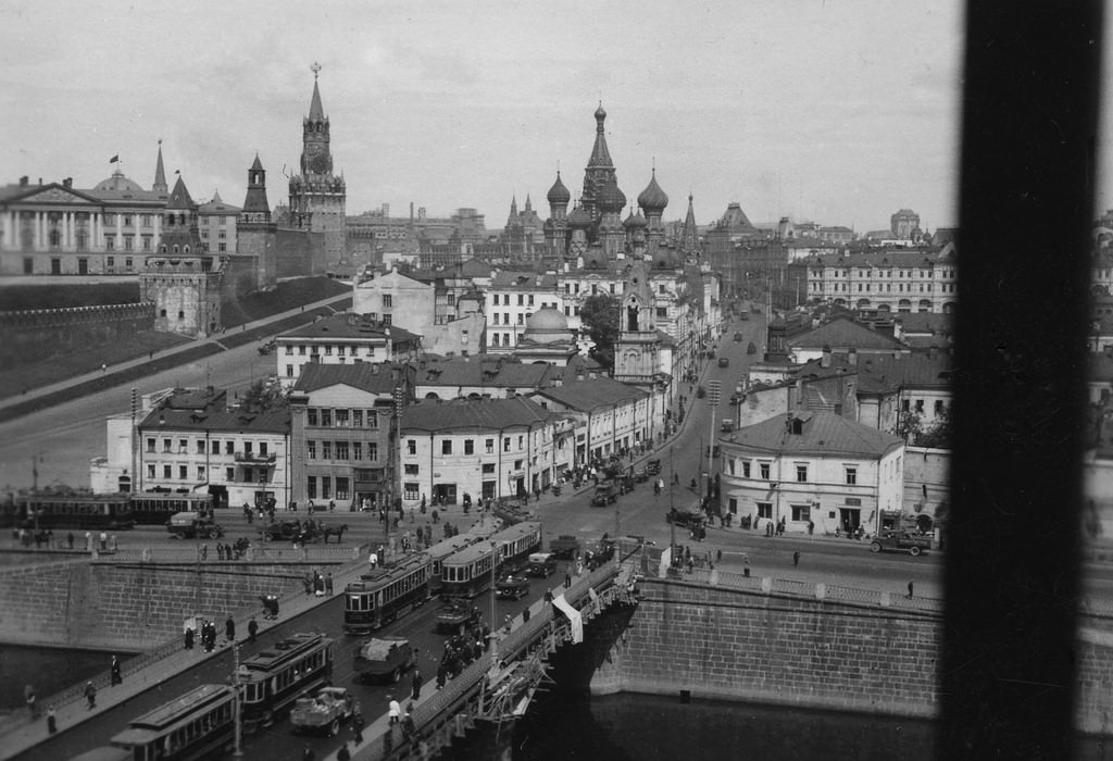 1930s Moscow Through the Lens of Eirik Sundvor: A Norwegian Journalist's Perspective