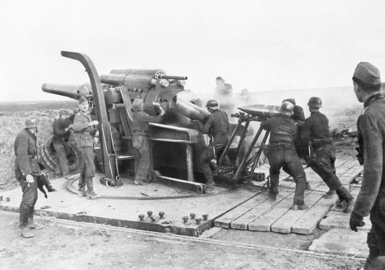 Heavy Artillery Firing at the Beginning of the Leningrad Siege, October 1941