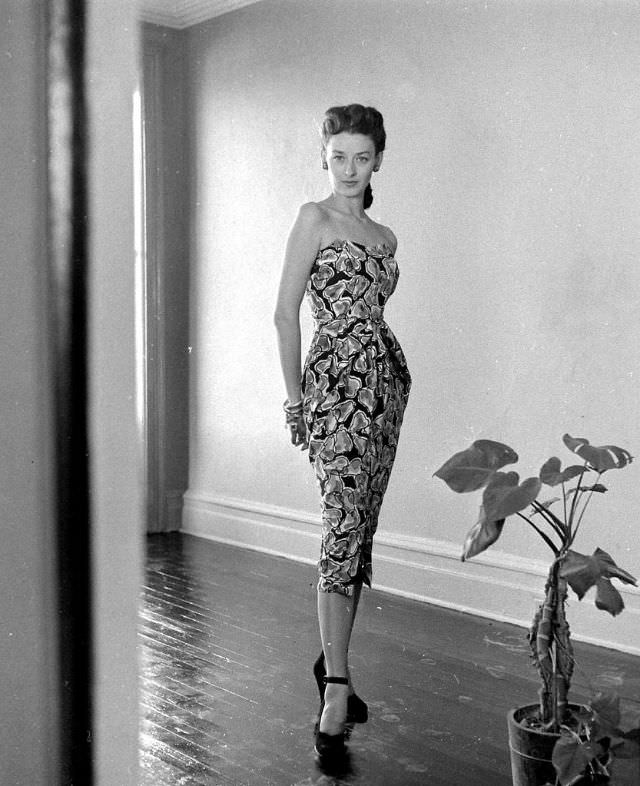 Dorian Leigh in a sarong-style dress by Tina Leser, 1946.
