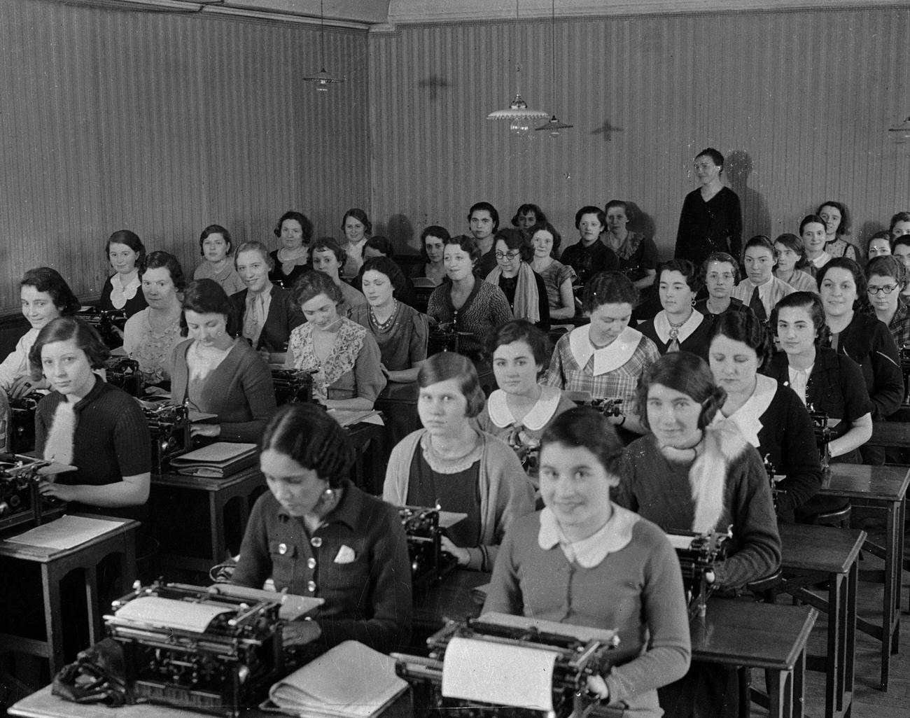 Typewriting class at Pigier school, Paris, circa 1935.